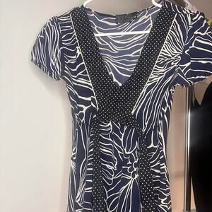 Beautiful vintage dress size medium it has a belt that cinches the waist so nice